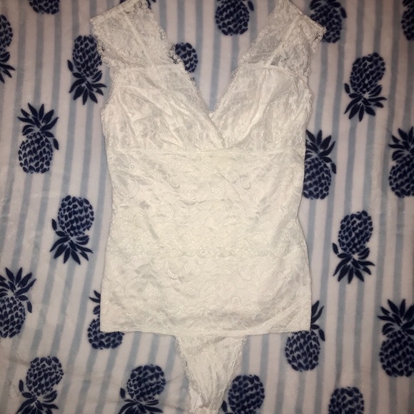 Guess sleeveless v neck bodysuit - Picture 2 of 3